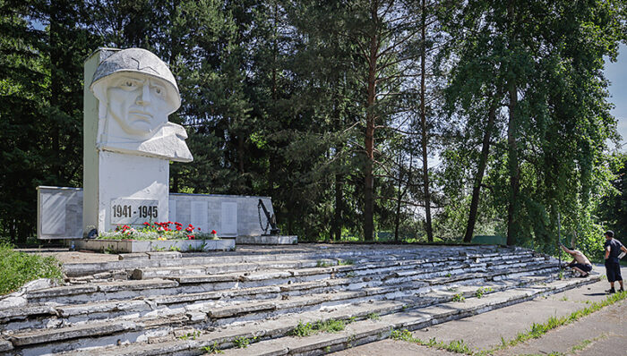 слип памятник