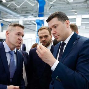 Андрей Коряжкин и глава Минпромторга РФ Антон Алиханов во время рабочего визита на НИР