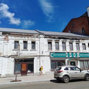 Дом по Крестовой,14. Сделана фальцевая кровля, впереди - ремонт фасада