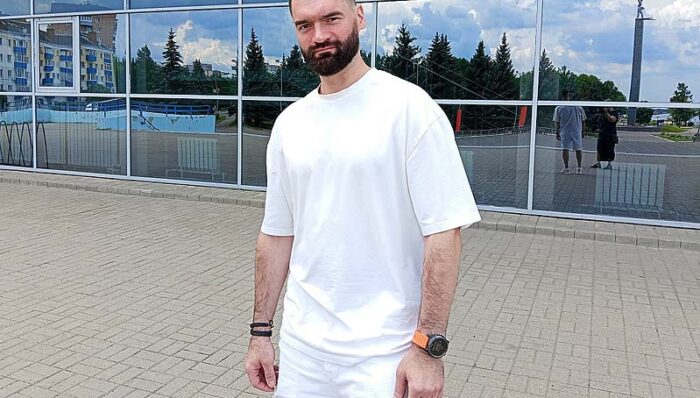 хоккеист Лазушин