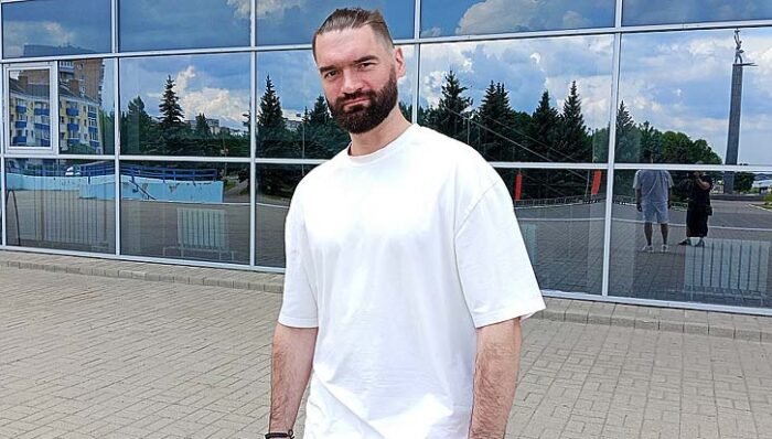 хоккеист Лазушин