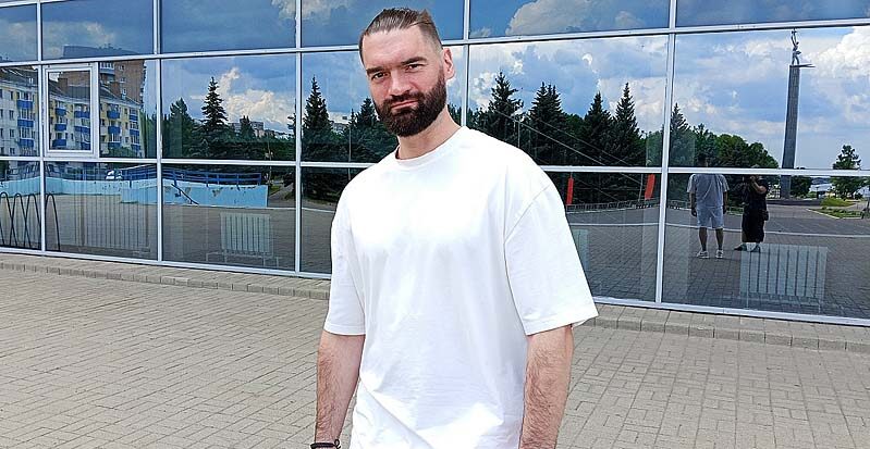 хоккеист Лазушин