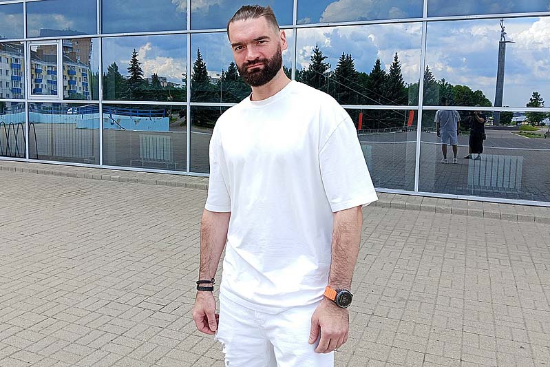 хоккеист Лазушин