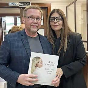 Издатель Михаил Лукичев с Анной Нахапетовой, дочерью Веры Глаголевой
