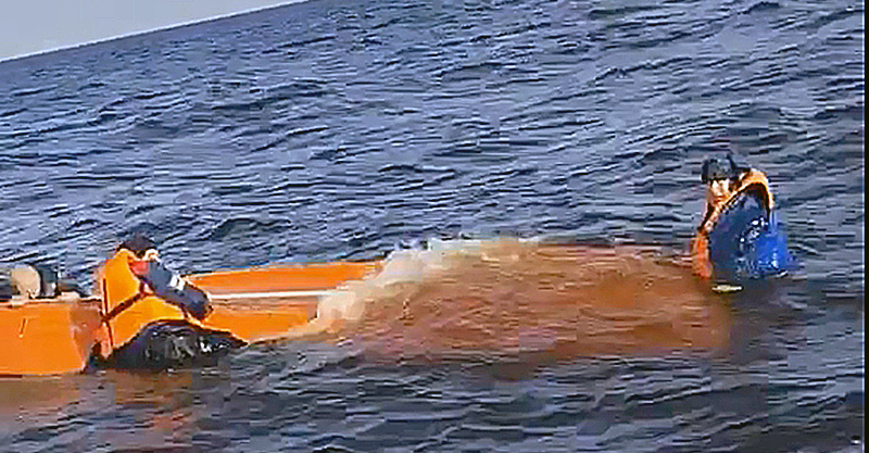 лодка опрокинулась