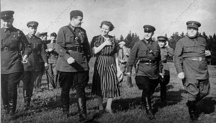 Щербаков на выпуске курсов политработников,1942 г.