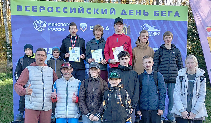 лыжники бегут